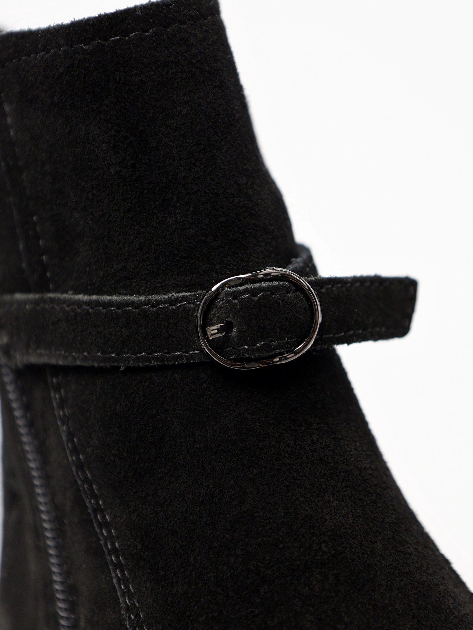 Ботинки черного цвета на высокой платформе